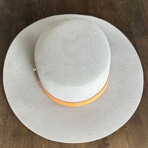 GIGI PIP Wide Brim Felt Hat in Light Gray with Orange Band
